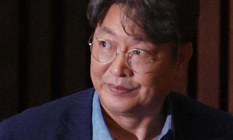 차명 주식거래 의혹을 받는 더불어민주당 이춘석 의원이 5일 국회 본회의에 출석해 방송법 개정안에 대한 기표를 한 뒤 투표함으로 이동하고 있다. 연합뉴스