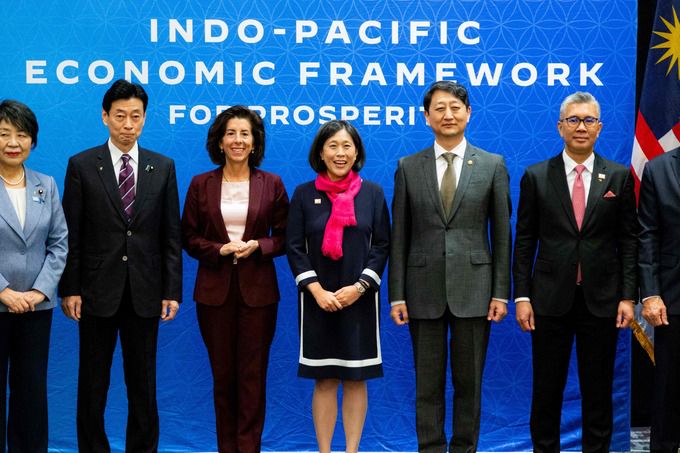 아시아태평양경제협력체(APEC) 정상회의가 열리는 미국 캘리포니아주 샌프란시스코에서 13일(현지시간) '인도·태평양 경제프레임워크'(IPEF) 각료회의가 진행돼 참석자들이 기념 촬영을 하고 있다. 왼쪽부터 가미카와 요코 일본 외무상, 니시무라 야스토시 일본 경제산업상, 지나 러몬도 미국 상무장관, 캐서린 타이 미 무역대표부(USTR) 대표, 안덕근 산업통상자원부 통상교섭본부장, 자프룰 아지즈 말레이시아 국제통상산업부 장관.   샌프란시스코 AFP=연합뉴스
