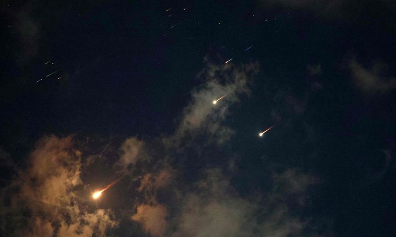 17일(현지시간) 이스라엘 상공에서 이란이 발사한 미사일들이 날아가는 모습. AFP연합뉴스