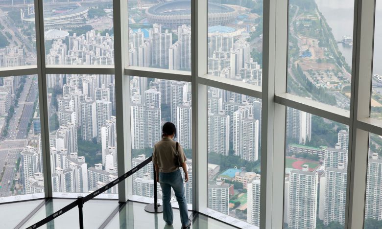 ‘불장’ 잡힐까… 신규 매수 문의 뚝 부동산 조사업체 부동산R114는 6억원 이상 주택담보대출을 금지하는 정부의 초고강도 대출 규제로 서울 전체 25개 구 가운데 18개 구의 대출액이 종전보다 줄어들 것이라고 29일 분석했다. 사진은 이날 서울 송파구 롯데월드타워 전망대 서울스카이에서 바라본 서울 시내 아파트 단지 모습. 연합뉴스