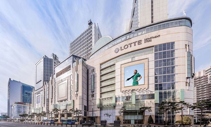 유통업계 ‘전통 강자’인 롯데·신세계·현대백화점이 ‘공간 경쟁력’을 강화하는 등 이커머스와 차별화한 성장 전략을 내세웠다. 사진은 롯데백화점 본점. 롯데백화점 제공