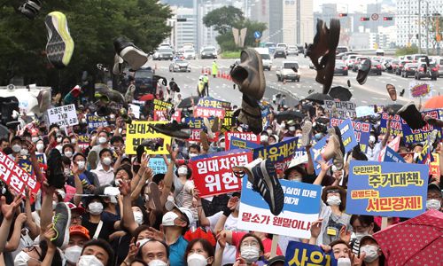 ‘부동산대책 규탄’ 신발 투척 6·17 대책 피해자 모임 등 시민들이 지난 1일 서울 종로구 정부서울청사에서 열린 부동산 대책 관련 정부 규탄 집회에서 신발을 던지는 퍼포먼스를 하고 있다. 뉴시스
