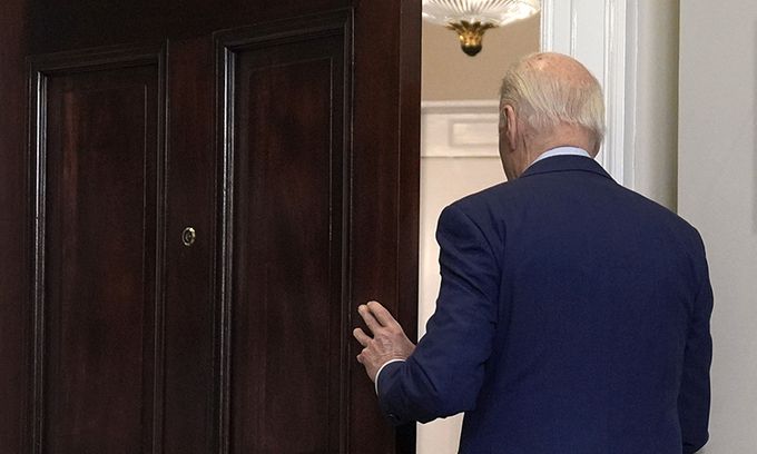 조 바이든 미국 대통령이 워싱턴 백악관 루스벨트룸에서 지난 5월2일 연설을 마친 후 퇴장하고 있다. 바이든 대통령은 대선을 107일 앞둔 지난 21일(현지시간) 민주당 대선후보를 전격 사퇴했다. 워싱턴=AP연합뉴스