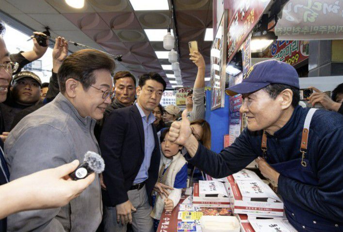 지난 3일 강원 속초관광시장을 찾은 이재명 후보. 뉴스1