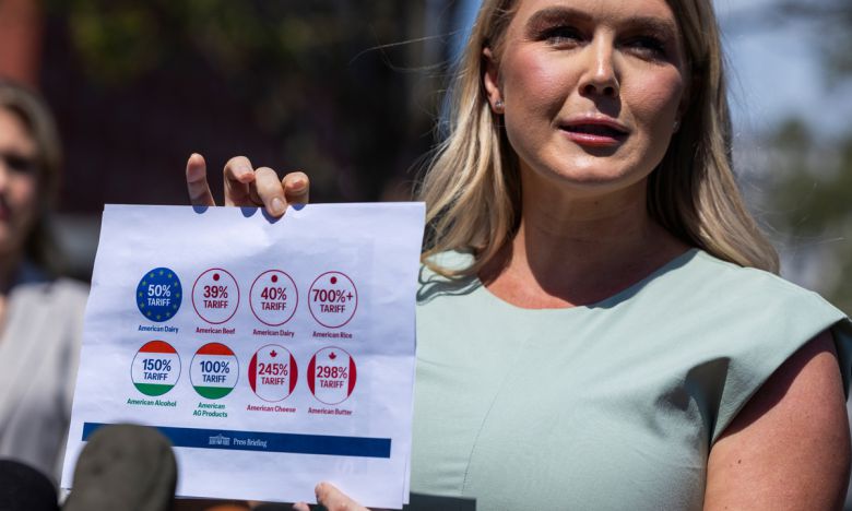 “4월2일 해방의 날”… 관세 예고하는 백악관 캐럴라인 레빗 백악관 대변인이 31일(현지시간) 워싱턴 백악관 웨스트윙 외부에서 열린 기자회견에서 ‘미국을 불공정하게 대한 각국의 관세 사례’가 적힌 인쇄물을 들어 보이며 관세정책을 설명하고 있다. 도널드 트럼프 행정부는 4월2일을 ‘해방의 날’이라고 부르며 전 세계 많은 국가에 상호관세를 부과할 계획이다. 워싱턴=EPA연합뉴스