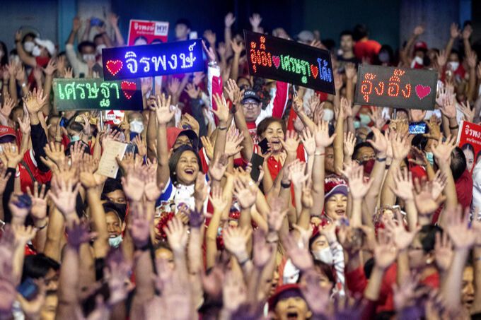 태국 프아타이당의 패통탄 친나왓 총리 후보 지지자들이 12일 방콕의 선거유세 현장에서 열광하고 있다. 방콕=AP연합뉴스