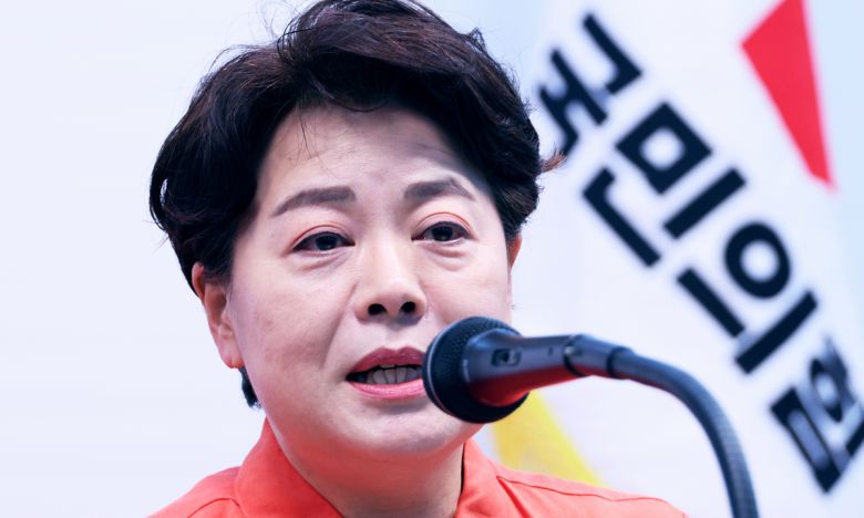 국민의힘 윤희숙 혁신위원장이 16일 서울 여의도 중앙당사에서 열린 기자간담회에서 나경원·윤상현·장동혁·송언석 의원에게 스스로 거취를 밝힐 것을 요구하고 있다. 연합뉴스