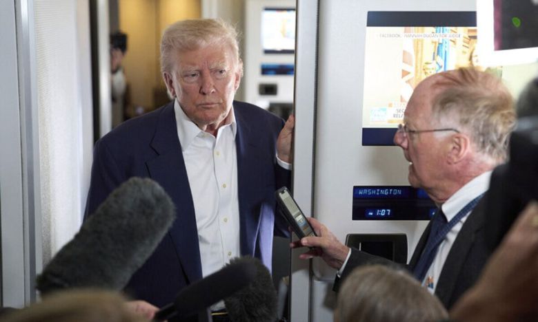 도널드 트럼프 미국 대통령이 25일(현지시간) 프란치스코 교황의 장례식에 참석하기 위해 로마로 이동하는 전용기 에어포스 원 안에서 기자들과 대화를 나누고 있다. AP연합뉴스