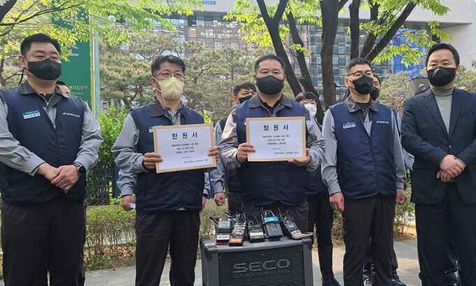 쌍용자동차 관계자들이 21일 서울 여의도 한국거래소 앞에서 상장 유지를 위한 개선 기간 연장을 요청하는 청원서와 탄원서를 들고 있다. 왼쪽부터 강동우 정비지부장, 한상국 수석부위원장, 선목래 위원장, 이금주 부위원장, 박창호 생산본부 본부장(상무). 쌍용자동차 제공