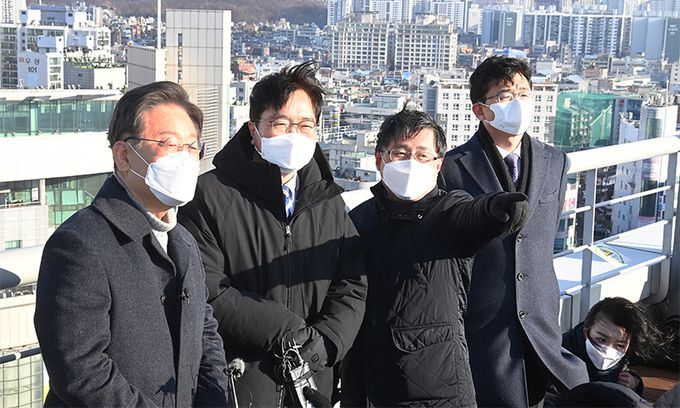 노후 아파트 단지 살펴보며… 더불어민주당 이재명 대선 후보(왼쪽 첫 번째)가 13일 서울 노원구의 한 빌딩 옥상에서 주변 노후 아파트 단지들을 살펴보고 있다. 왼쪽부터 이 후보, 민주당 우원식·김성환·고용진 의원. 국회사진기자단