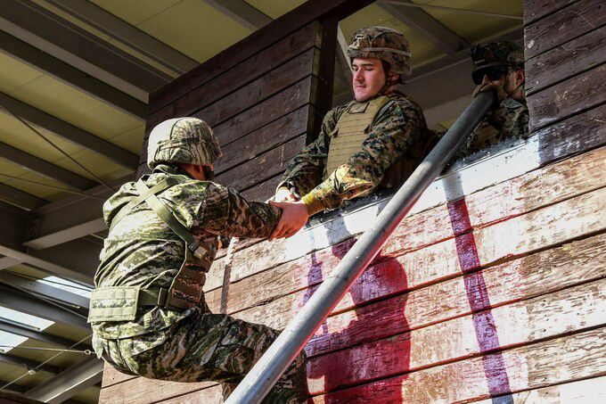 8일 KMEP 연합훈련 간 한미 해병대 장병들이 팀 리더십 훈련을 실시하고 있다.