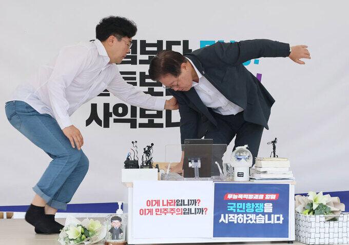 더불어민주당 이재명 대표가 3일 국회 단식농성장에서 몸을 일으키다 잠시 비틀거리고 있다. 연합뉴스