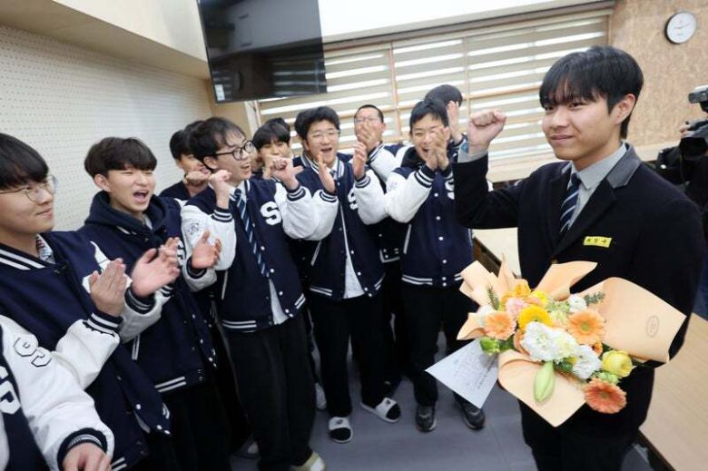 2026학년도 수능 만점자인 광주 서석고등학교 3학년 최장우군이 후배들로부터 축하를 받고 있다. 연합뉴스