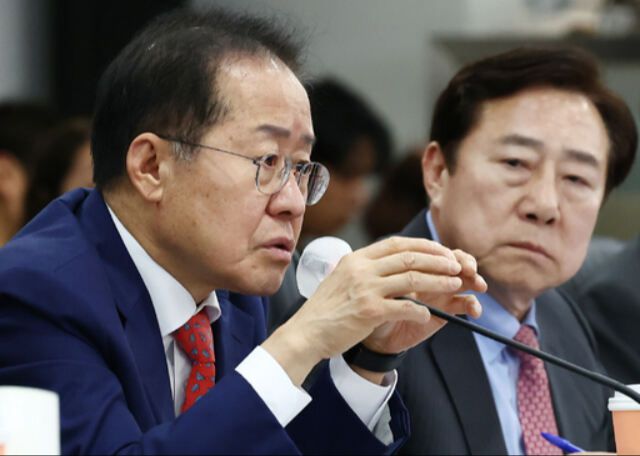 국민의힘 홍준표 대선 경선 후보가 지난 28일 서울 여의도 중소기업중앙회에서 열린 중소기업인과의 간담회에서 발언하고 있다. 오른쪽은 김기문 중기중앙회장. 뉴스1