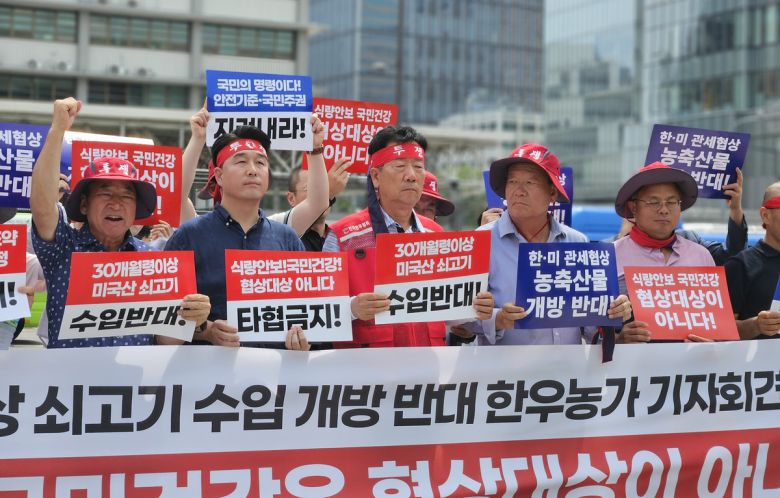 전국한우협회 회원들이 30일 오전 서울 종로구 주한 미국대사관 앞에서 30개월령 이상 미국산 소고기 수입 개방 반대 기자회견을 열고 있다.