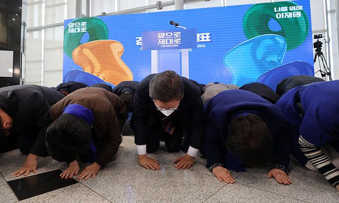 더불어민주당 이재명 대선 후보(가운데)가 24일 경기 용인시 포은아트홀에서 경기도 정책 공약을 발표하기에 앞서 경기도를 지역구로 둔 자당 의원들과 함께 큰절을 하고 있다. 용인=국회사진기자단