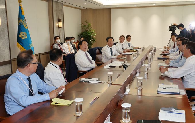 윤석열 대통령이 11일 오전 용산 대통령실 청사에서 열린 수석비서관회의에서 발언을 하고 있다.   연합뉴스