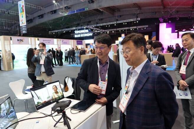 신상진 성남시장(앞줄)이 지난 7일(현지시간) 스페인에서 열린 ‘2023 스마트시티 엑스포 월드 콩그레스’를 방문, 관내 기업 부스를 둘러보고 있다. 성남시 제공