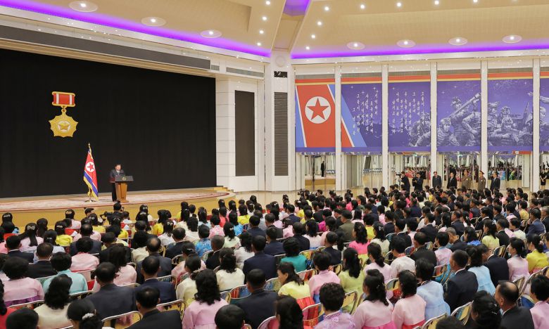 김정은 북한 국무위원장이 지난 29일 평양 목란관에서 해외군사작전에서 특출한 공훈을 세운 참전열사들의 유가족들을 만나 따뜻이 위로하고 기념사진을 찍었다고 조선중앙통신이 30일 보도했다. 조선중앙통신·연합뉴스