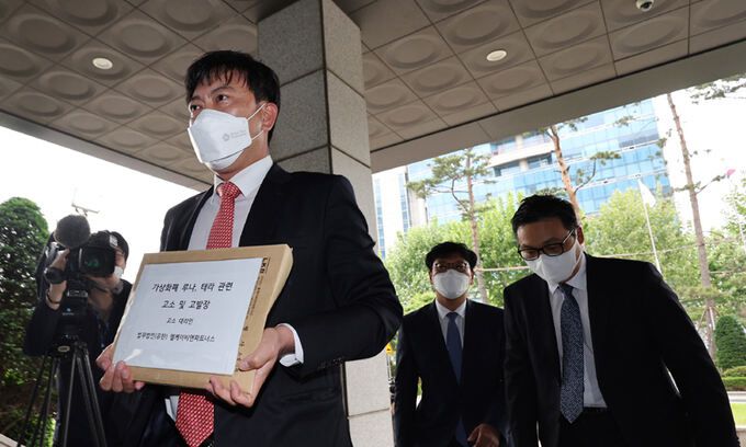 지난 2022년 5월 19일 한국산 가상화폐 루나와 테라USD(UST) 폭락으로 손실을 본 투자자들을 대리하는 변호사들이 서울 양천구 서울남부지방검찰청에서 권도형 테라폼랩스 대표에 대한 고소장을 제출하기 위해 검찰 민원실로 향하고 있다. 연합뉴스