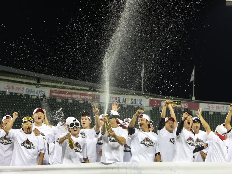 2년 만에 프로야구 정규시즌 우승을 확정한 LG 트윈스 선수들이 지난 1일 서울 송파구 잠실야구장에서 우승 세리머니를 하고 있다. 한국시리즈에 직행한 LG는 구단 사상 4번째 통합우승에 도전한다. 뉴스1