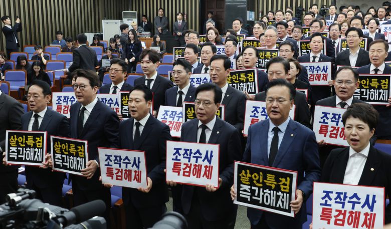 상복 입은 국힘, 의총서 피켓 시위 국민의힘 장동혁 대표(앞줄 왼쪽 두 번째)와 송언석 원내대표(〃 세 번째) 등 의원들이 13일 서울 여의도 국회에서 열린 의원총회에서 ‘살인특검 즉각해체’, ‘조작수사 특검해체’라고 적힌 피켓을 들고 구호를 외치고 있다.   허정호 선임기자