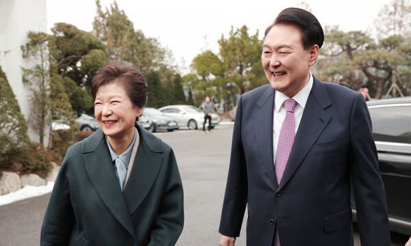 윤석열 대통령(오른쪽)과 박근혜 전 대통령이 대통령 관저에서 오찬을 함께하기 위해 만나고 있다. 대통령실 제공