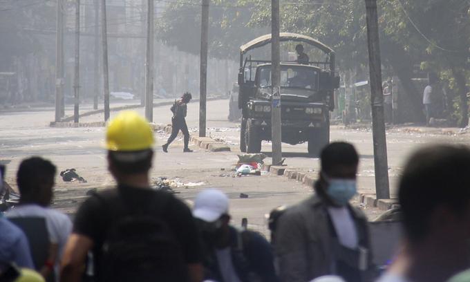 2일(현지시간) 양곤의 한 도로서 쿠데타 반대 시위대가 경찰 트럭의 움직임을 보고 있다. 양곤=AP연합뉴스