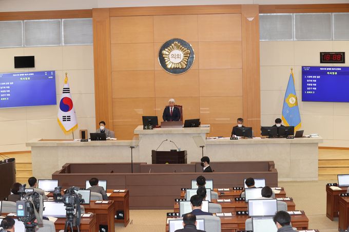 8일 열린 경북 포항시의회 '제301회 정례회 제2차 본회의'에서 백인규 포항시의회의장이 회의를 주재하고 있다. 포항시의회 제공