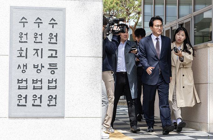 최서원(개명 전 최순실) 씨에 대한 명예 훼손 혐의로 기소된 더불어민주당 안민석 의원이 23일 오전 경기도 수원시 영통구 수원지방법원에서 열린 첫 공판을 마치고 나오고 있다. 공동취재