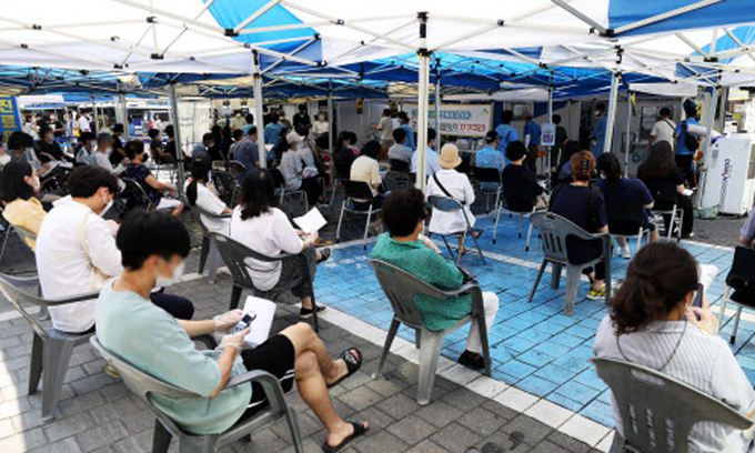 23일 오전 서울 은평구보건소 선별진료소에 시민들이 검사를 받기 위해 대기하고 있다. 뉴시스