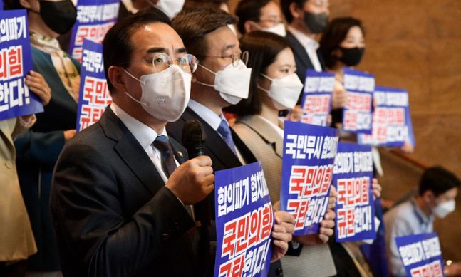 박홍근 더불어민주당 원내대표가 26일 오후 서울 여의도 국회 로텐더홀 계단에서 '검찰개혁 합의파기 윤석열 국민의힘 규탄대회'를 열고 발언하고 있다. 뉴시스