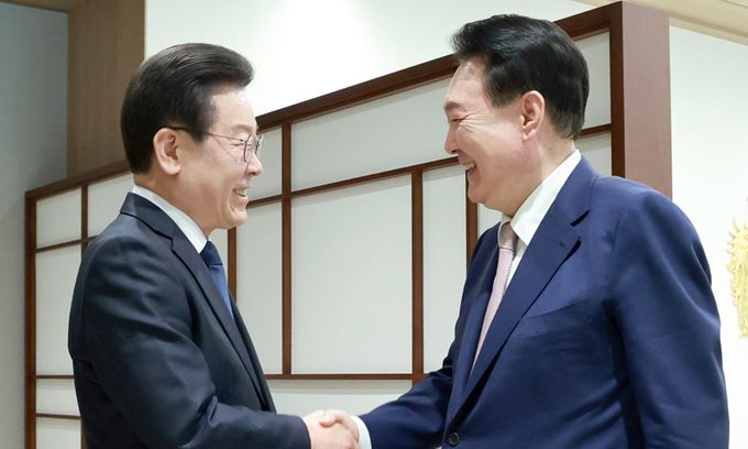 윤석열 대통령이 지난 4월 29일 서울 용산 대통령실 청사에서 이재명 더불어민주당 대표와 만나 악수하고 있다. 대통령실통신사진기자단