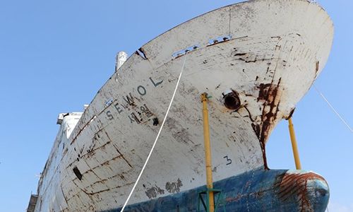 전남 목포시 목포신항 철재부두에 세월호 선체가 세워져 있다. 연합뉴스