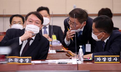 윤석열 검찰총장이 22일 오전 서울 여의도 국회 법제사법위원회에서 열린 대검찰청 국정감사에서 조남권 차장 검사 등과 대화하고 있다. 연합뉴스