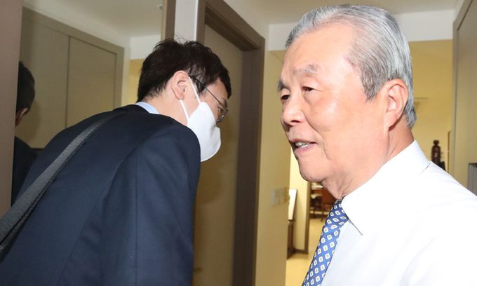 국민의힘 당권주자인 김웅 의원이 7일 서울 종로구 사직로 대한발전전략연구원에서 조언을 구하기 위해 김종인 전 비상대책위원장을 찾아 인사하며 들어서고 있다. 뉴시스