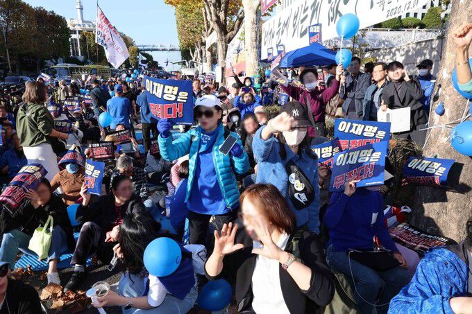 더불어민주당 이재명 대표가 공직선거법상 허위사실 공표혐의 1심 선고 공판에서 징역형 집행유예를 선고받은 15일 오후 서울 서초구 서울중앙지방법원 인근에서 열린 지지집회에서 참석자들이 구호를 외치고 있다. 연합뉴스