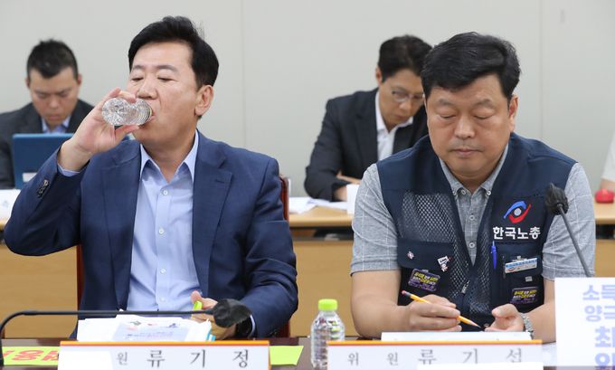 22일 세종시 정부세종청사에서 열린 최저임금위원회 7차 전원회의에서 류기정 사용자 위원이 물을 마시고 있다. 이날 노동계는 2024년 적용 최저임금을 1만2210원으로 제시했다. 뉴시스