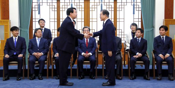 문재인 대통령이 2019년 7월 25일 청와대에서 윤석열 당시 신임 검찰총장에게 임명장을 수여한 뒤 악수하는 모습. 연합뉴스