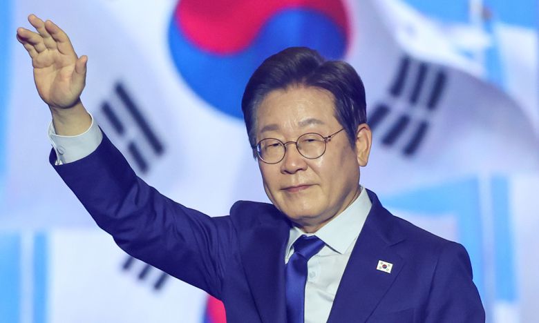 더불어민주당 이재명 대선 후보가 27일 경기 고양시 킨텍스에서 열린 수도권·강원·제주 합동연설회에 참석해 최종 후보로 선출된 뒤 수락 연설에 앞서 인사하고 있다. 뉴스1