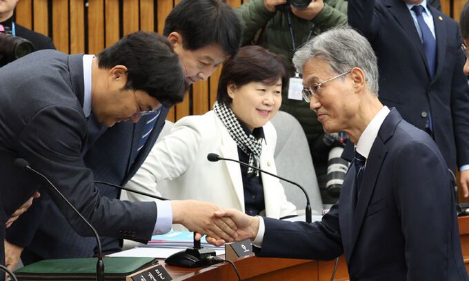 조희대 대법원장 후보자가 5일 서울 여의도 국회에서 열린 인사청문회에 출석해 의원들과 인사하고 있다. 뉴시스