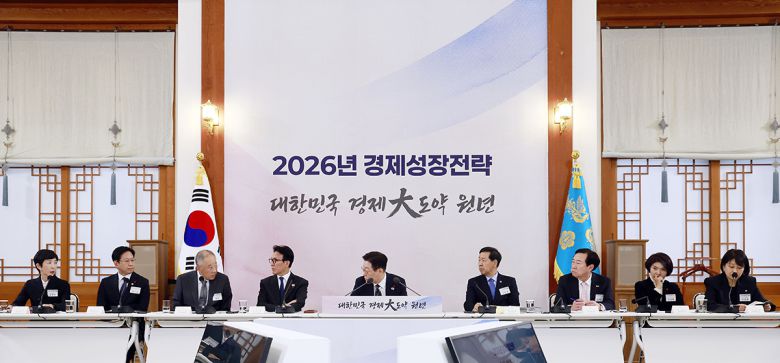 이재명 대통령이 9일 청와대에서 열린 경제성장전략 국민보고회에서 류진 한국경제인협회장과 대화하고 있다. 왼쪽부터 김정수 삼양식품 부회장, 배경훈 부총리 겸 과학기술정보통신부 장관, 류진 한국경제인협회장, 김민석 국무총리, 이 대통령, 구윤철 부총리 겸 재정경제부 장관, 김기문 중소기업중앙회장, 한정애 더불어민주당 정책위의장, 이선정 CJ올리브영 대표이사. 연합뉴스