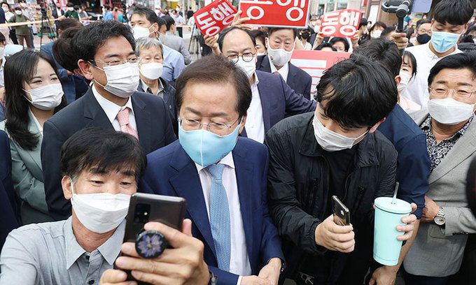 국민의힘 홍준표 대선 경선 후보(가운데)가 13일 대구 동성로 민주광장에서 ‘대구·경북 재도약 5대 비전’을 발표한 후 시민들과 기념사진을 찍고 있다. 대구=뉴스1