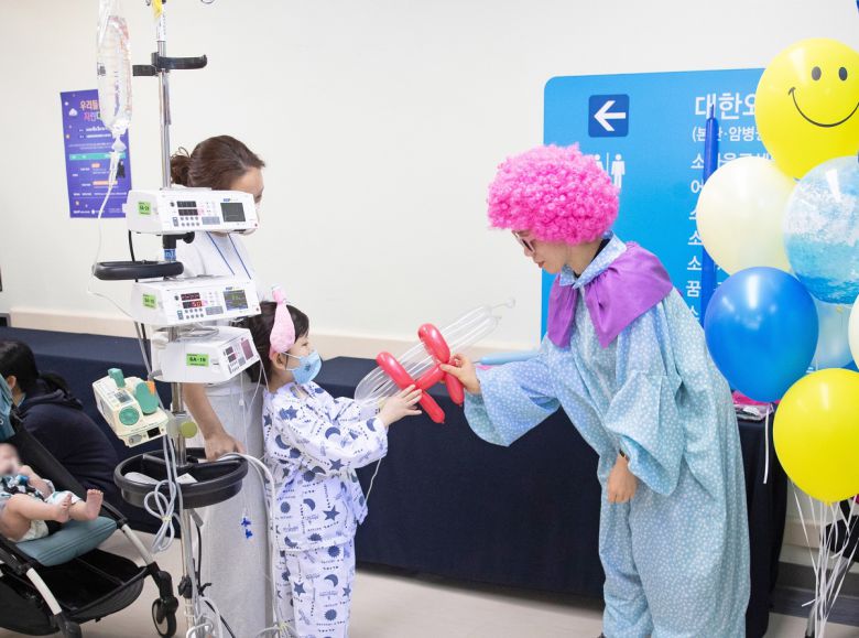 서울대어린이병원이 개최한 행사에서 한 어린이가 선물을 받고 있다. 서울대병원 제공