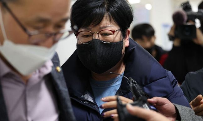 이태원 참사 유족에게 막말을 해 공분을 산 김미나 창원시의원이 지난달 10일 오후 창원시의회에서 열린 윤리심사자문위원회에서 소명을 마친 후 취재진의 질문에 입을 다문 채 나오고 있다. 연합뉴스