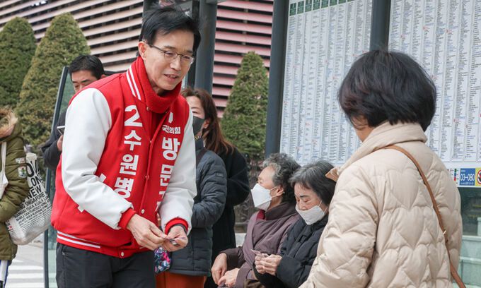 경기 수원병에 국민의힘 공천을 받은 방문규 전 산업부 장관(왼쪽)이 5일 팔달구 동수원사거리 버스정류장에서 시민들에게 명함을 건네며 인사하고 있다. 수원=최상수 기자