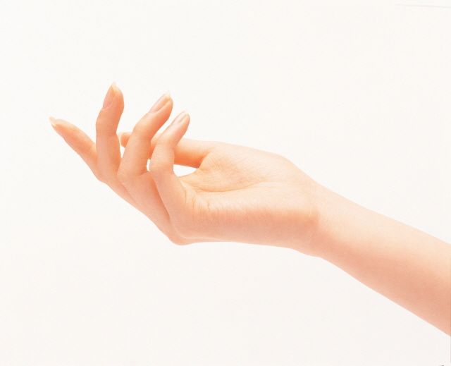 손톱이 노란색이나 녹색 계열로 변하는 것은 당뇨병 초기 증상일 수 있다. 클립아트코리아