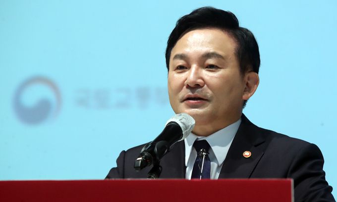 원희룡 국토교통부 장관이 24일 서울 영등포구 공군호텔에서 열린 새로운 미래를 준비하는 모임 정기세미나에서 강연을 하고 있다. 뉴스1