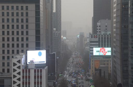 뿌연 서울 도심 중국발 황사의 영향으로 수도권 황사 위기 경보 수준이 ‘주의’ 단계로 격상된 29일 서울 종로 거리가 뿌옇게 보이고 있다. 황사는 주말인 30일에도 대부분 지역에 나타날 전망이다.   남정탁 기자