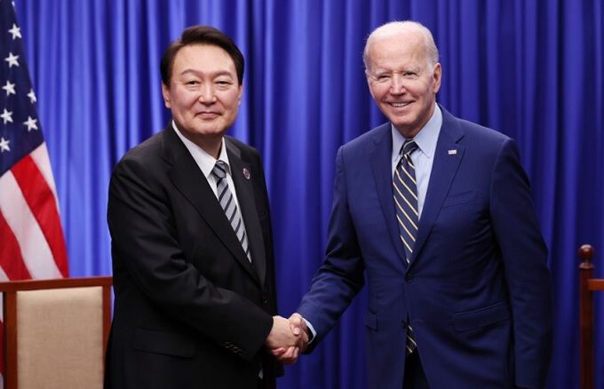 윤석열 대통령이 지난해 11월 캄보디아 프놈펜에서 열린 아세안(동남아국가연합) 정상회의 참석을 계기로 조 바이든 미국 대통령과 만나 정상회담을 하기 전 악수하고 있다. 프놈펜=연합뉴스